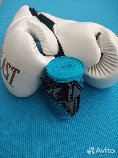Боксерские перчатки 12oz и бинты