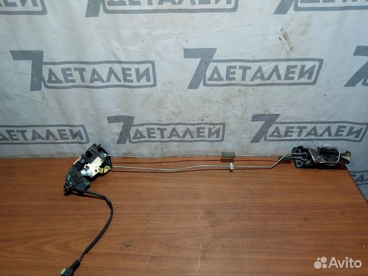 Замок задней левой двери Kia Carens 1