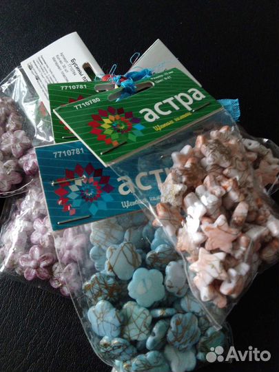 Фетр, цветы, бусины пластмассовые