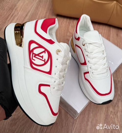 Кроссовки женские