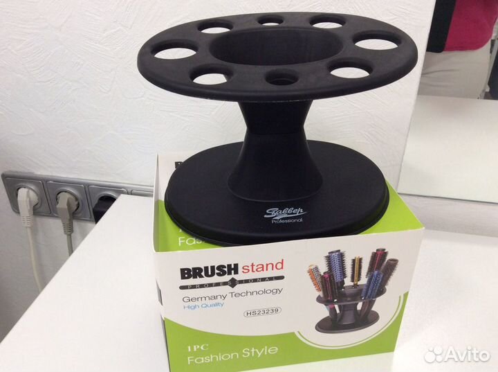 Подставка под парикмахерские расчески