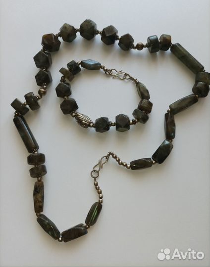 Комплект украшений из нефрита