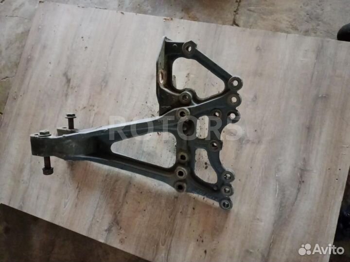 Кронштейн реактивной тяги левый Mercedes-Benz