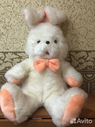 Большой плюшевый заяц