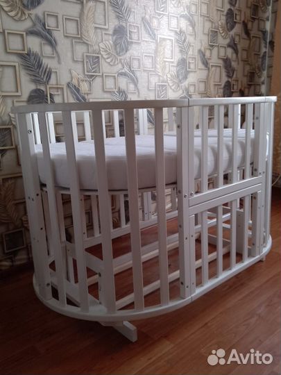 Детская кроватка с маятником