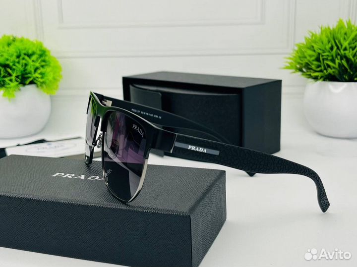 Солнцезащитные очки женские Prada