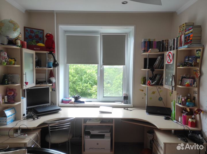 Угловой письменный стол с полками