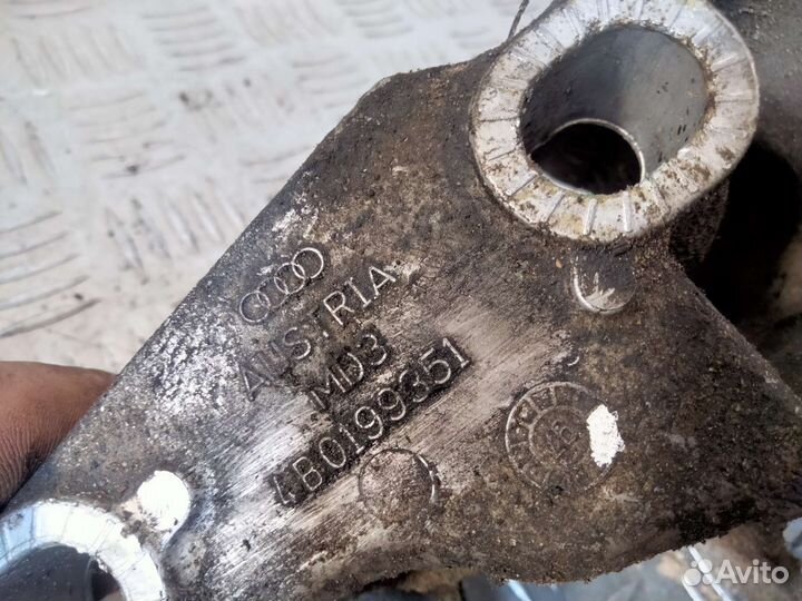 Кронштейн двигателя левый Пассат Б5