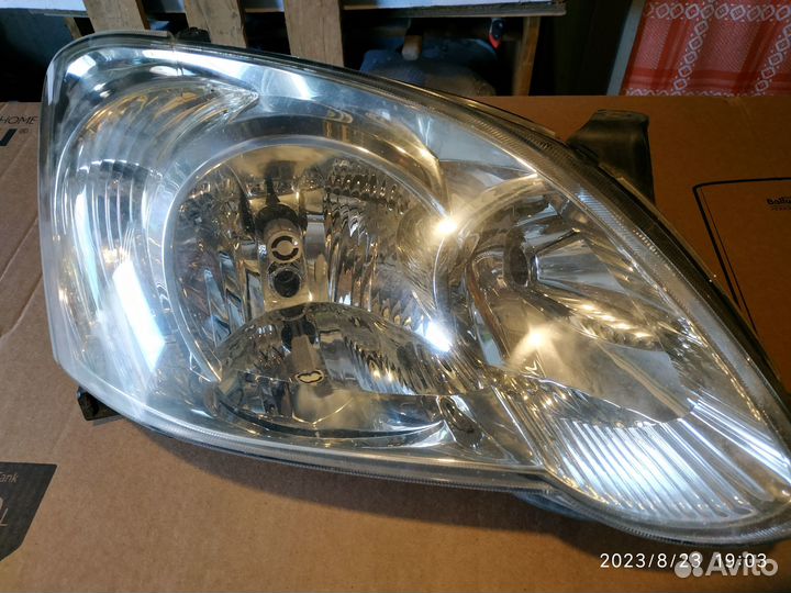 Продажа фара правая от toyota