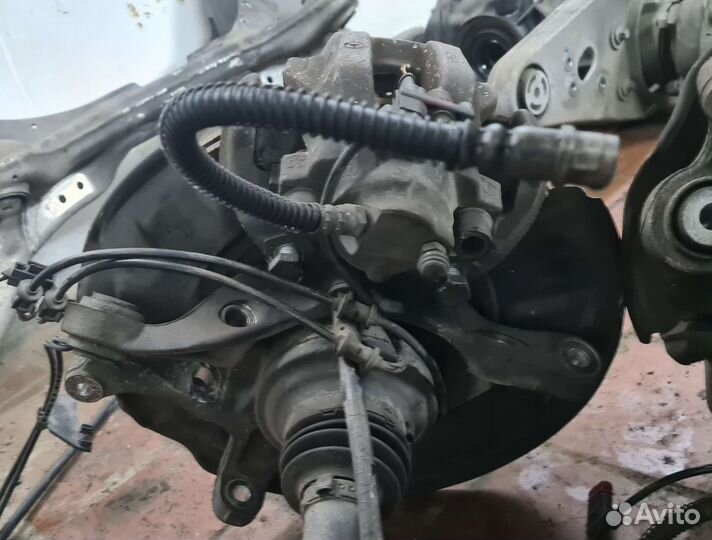 Кулак задний левый правый со ступицей Mercedes 211