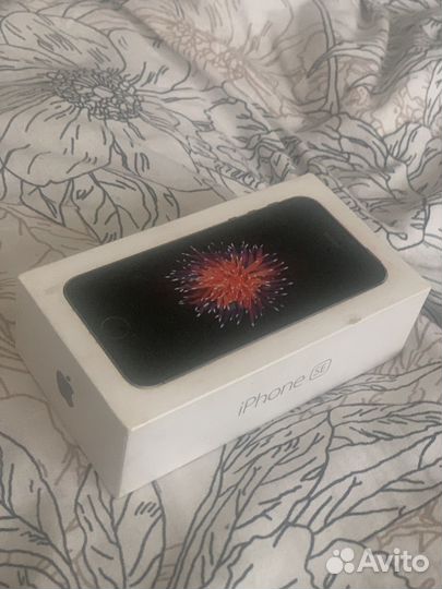 Коробка от iPhone SE
