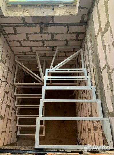 Лестница прямая на металлокаркасе