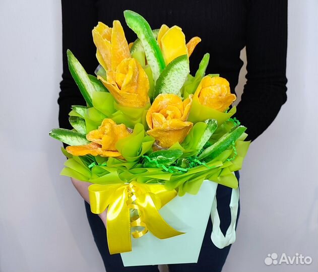 Тюльпаны из сухофруктов в коробке