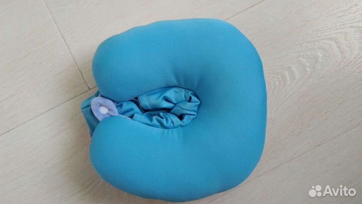 Подушка детская под шею с капюшоном - голубая