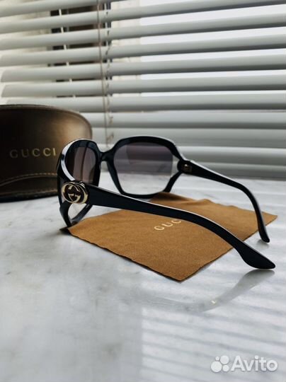 Солнцезащитные очки женские брендовые