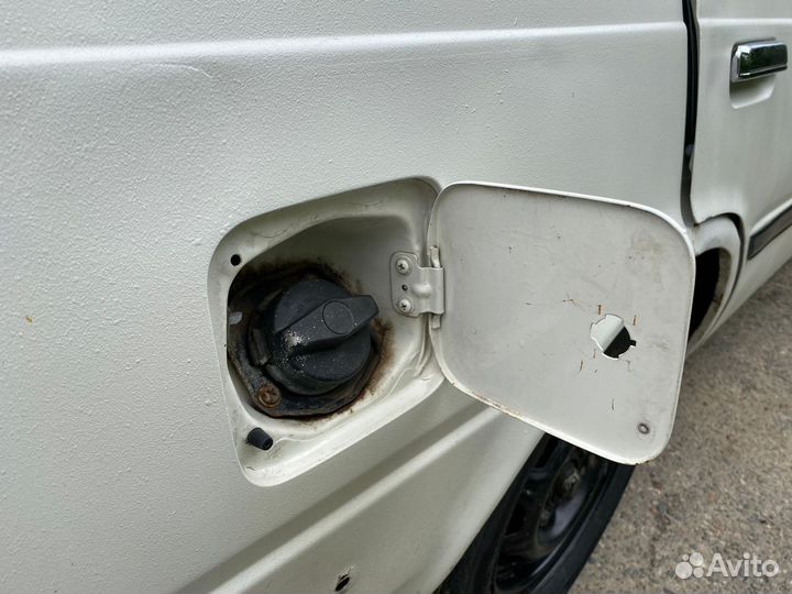 Лючок бензобака Nissan Sunny B11