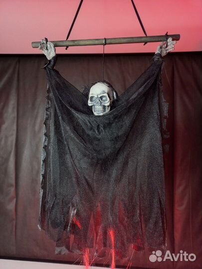 Интерьерный призрак страшно кричит горят глаза