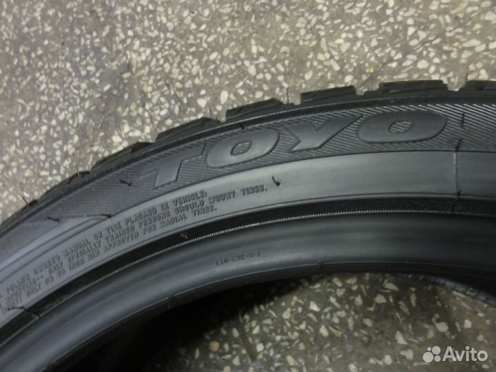 Toyo Observe Ice-Freezer 245/40 R20 99T