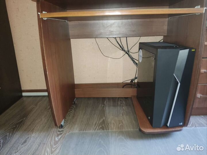 Компьютерный стол