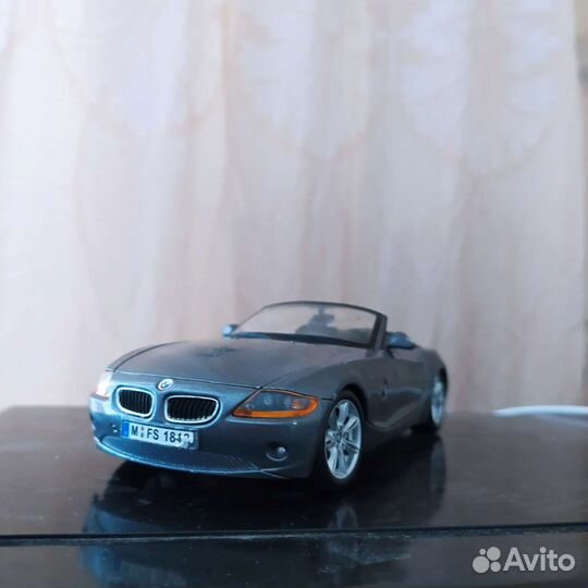 Модель BMW Z4 1:24 Bburago
