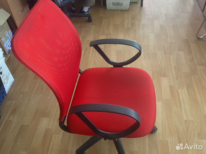 Стул кресло офисный на колесах