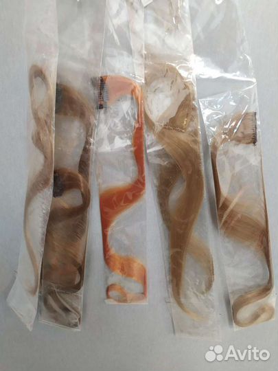 Пряди волос на заколках