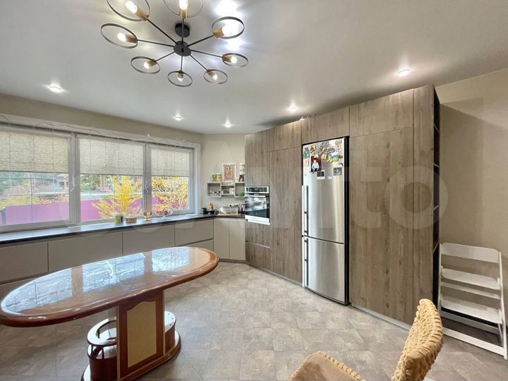 Дом 214 м² на участке 8,4 сот.