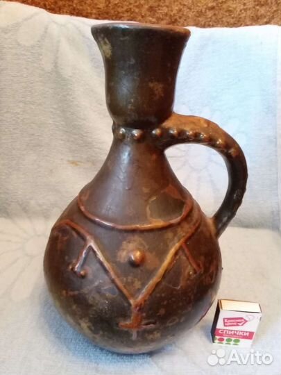 Глиняный кувшин старый