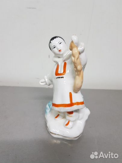 Фарфоровая статуэтка 