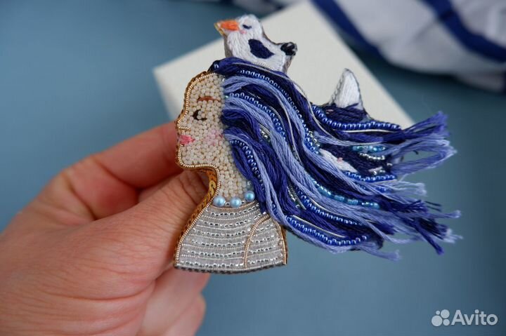 Брошь Девушка с мечтами о море