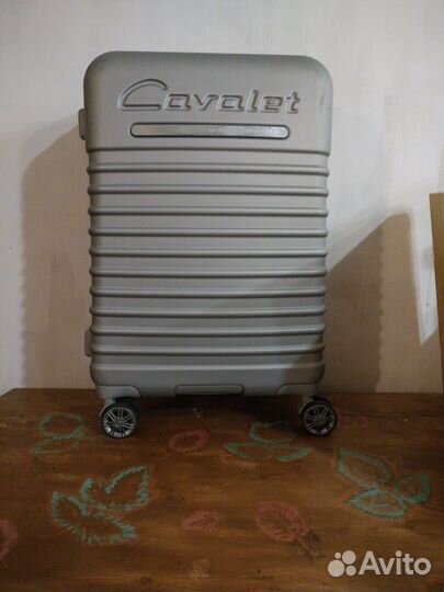 Чемодан на колесах с детскими вещами