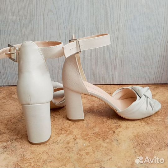 Светлые туфли на высоком каблуке, 41 размер
