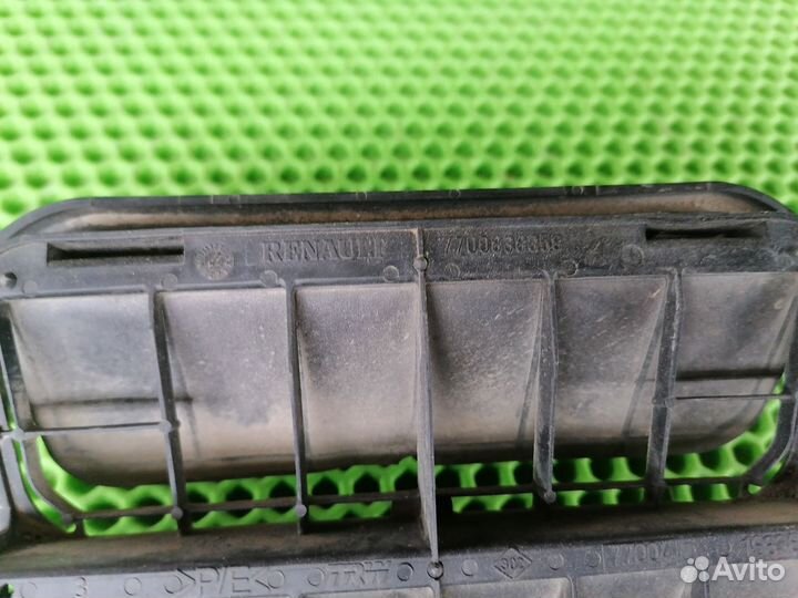 Решётка вентиляции Рено Лагуна 2