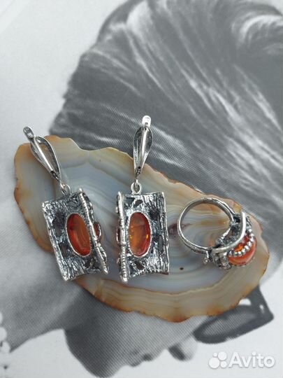 Комплект украшений с янтарём