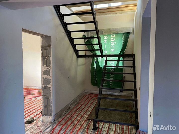 Металлический каркас лестницы для дачи и дома