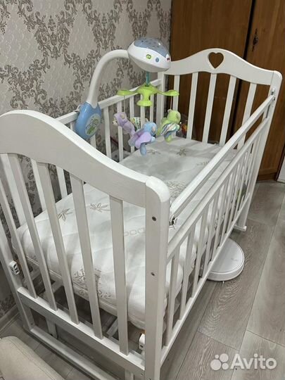 Детская кроватка с поперечным маятником