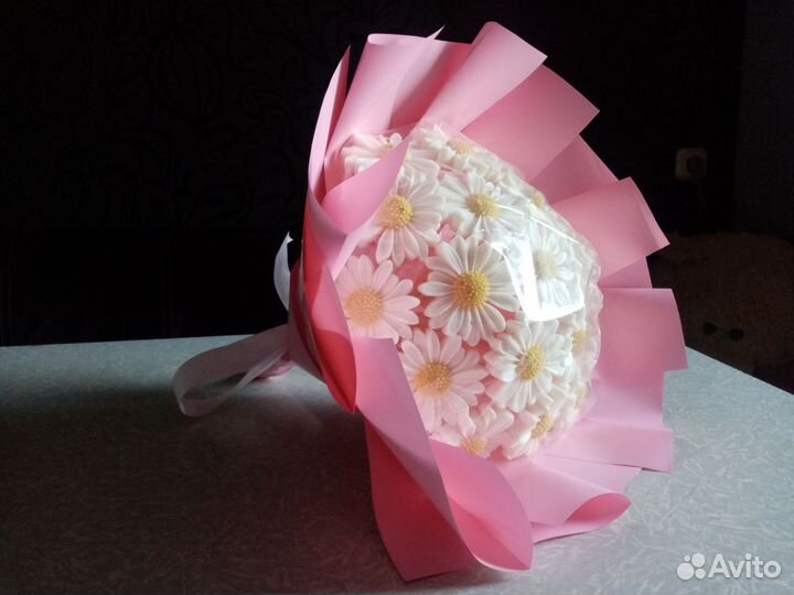 Букет из ромашек, шоколад