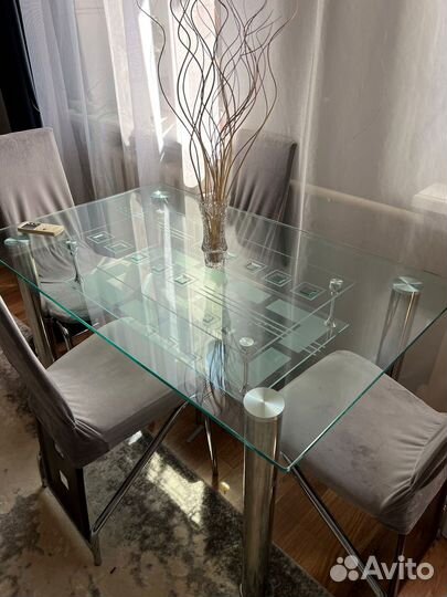 Стол со стульями
