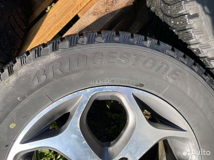 Bridgestone Blizzak Spike-01 215/65 R16