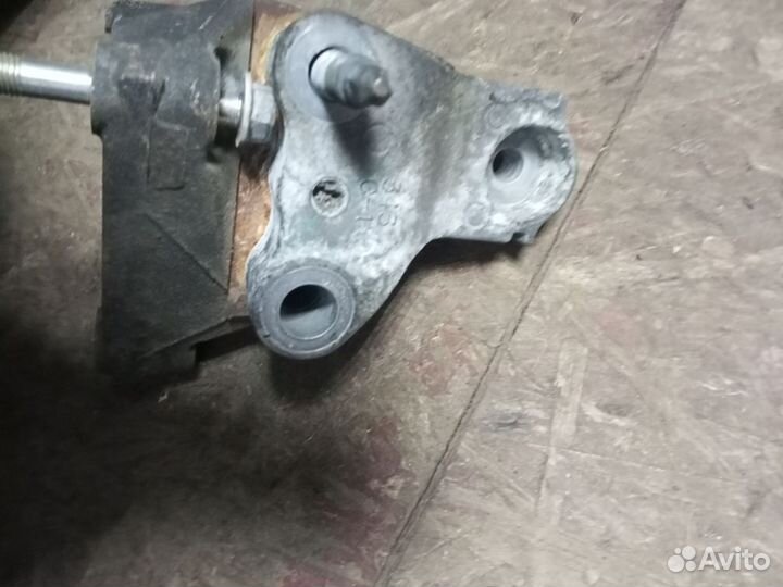 Кронштейн двигателя Toyota Rav4 40