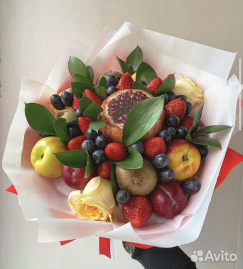 Букеты из фруктов, ягод и цветов