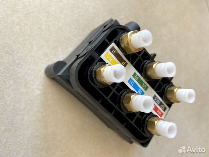 Блок клапанов пневмоподвески Mercedes W222