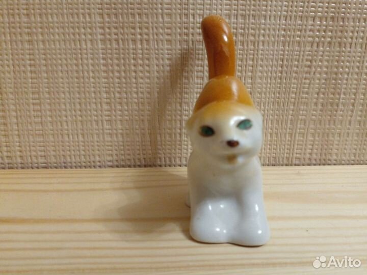 Фарфоровая статуэтка котенок