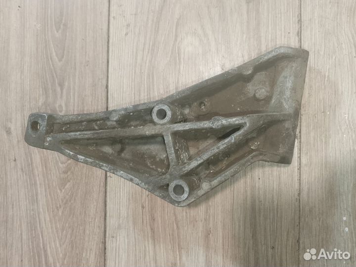 Кронштейн гура Audi 80 B3 / Б3