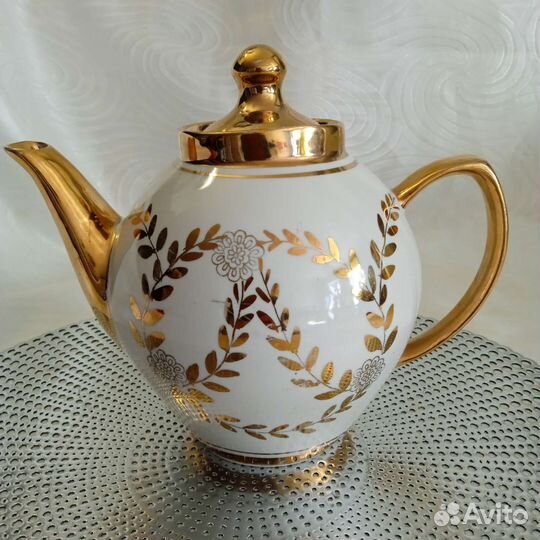 Заварочные И доливной чайники и одна чашечка