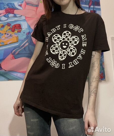 Коричневая футболка с принтом