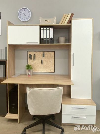 Письменный стол с ящиками и полками