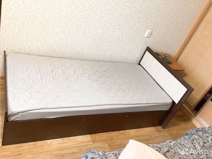 Кровать односпальная с матрасом 90х200