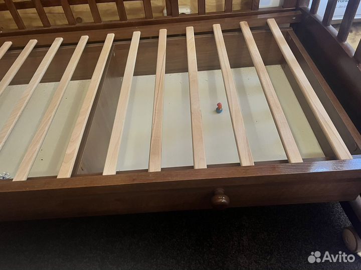 Детская кроватка с маятником