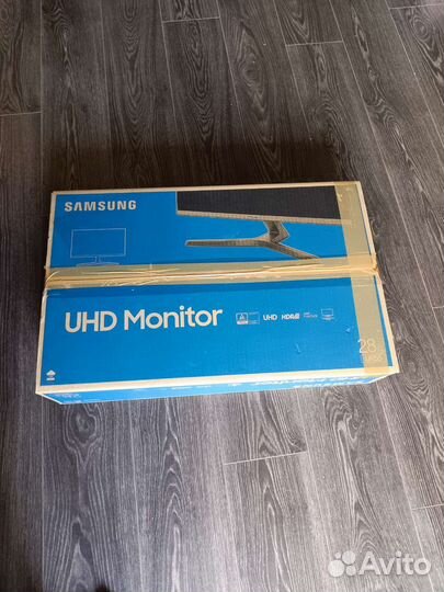 Монитор Samsung UR55 28